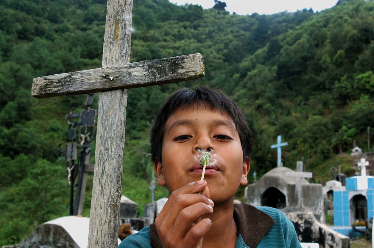 En la Montaña de Guerrero se refleja la importancia que tiene para la comunidad el día de muertos, la fiesta en la que como relata la antropóloga Valentina Glockner, el pueblo recibe a los familiares difuntos y lleva su festejo al cementerio.