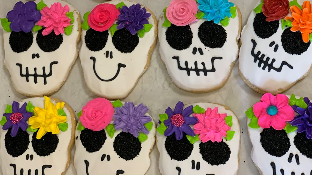 Mezcladas con la celebración de Halloween están las Catrinas representativas del Día de Muertos en México.