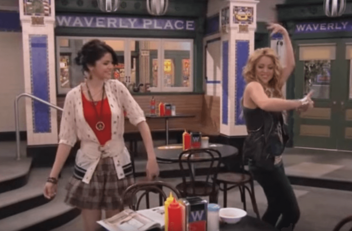 Mira a Shakira cantar 'Gypsy' a dueto con Selena Gomez en 'Wizards of Waverly Place'