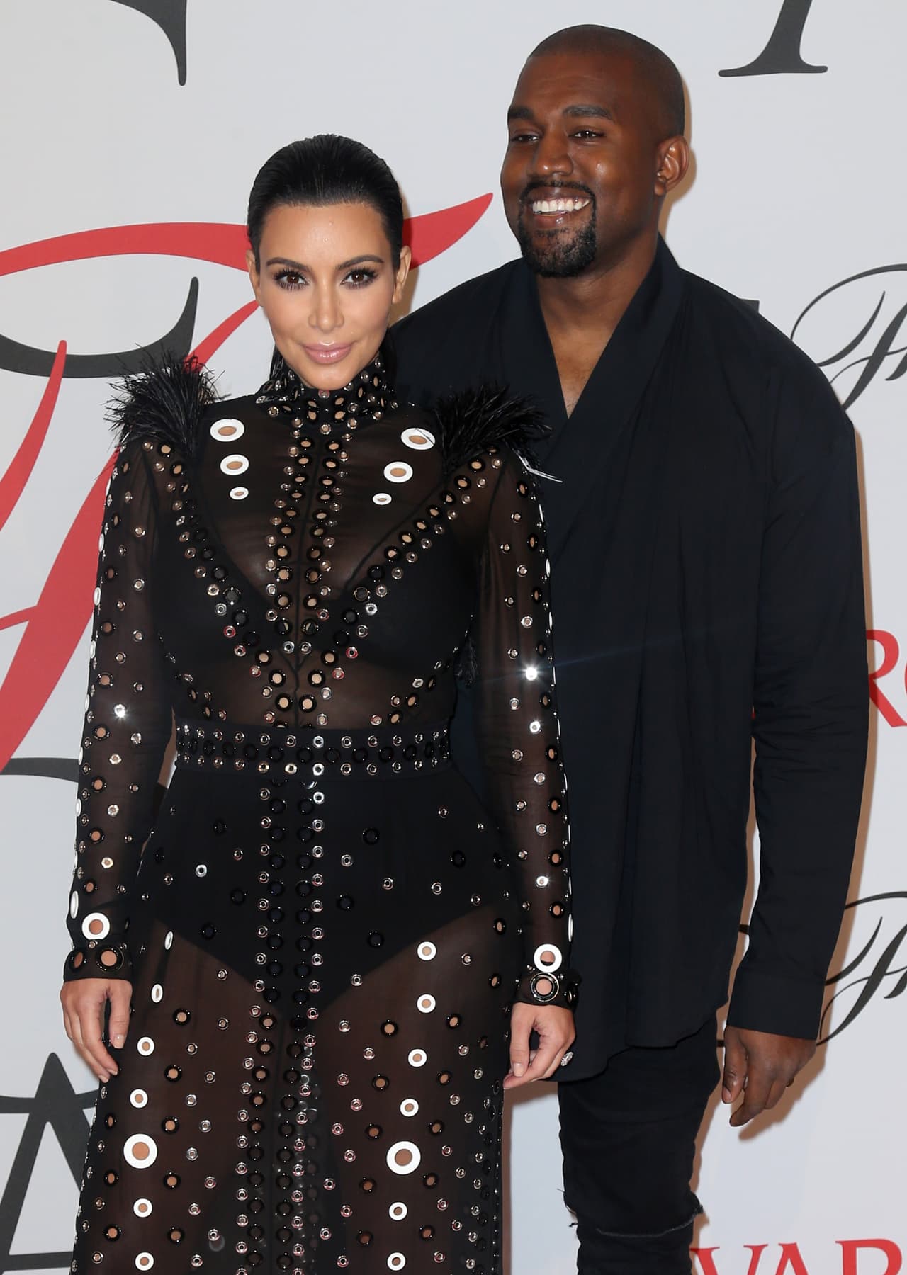 Ofrecen 2 millones de dólares a Kim Kardashian y Kanye West por fotos de Saint