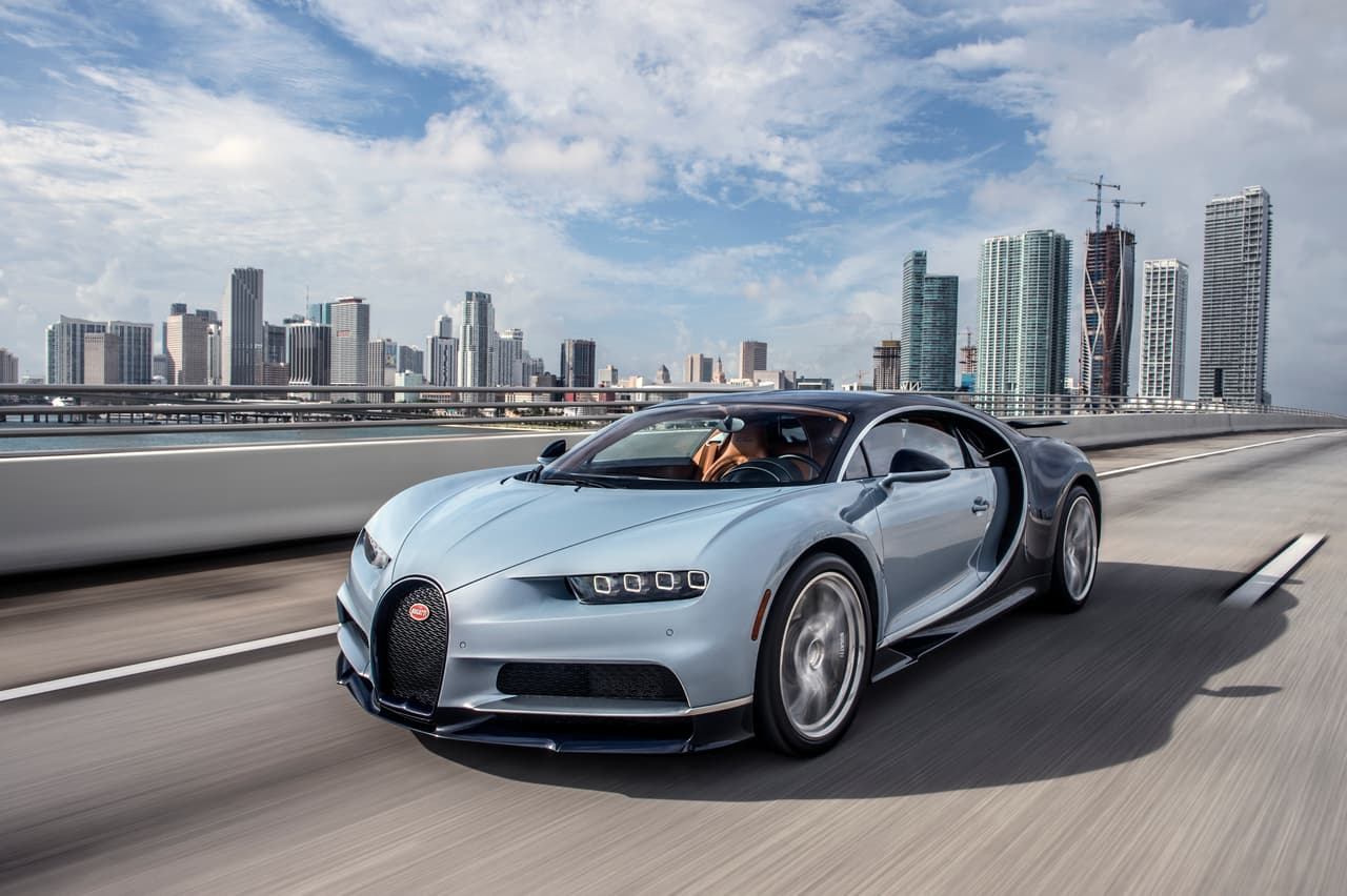 <b>1- Bugatti Chiron: 11mpg</b>
<br>Precio Inicial: $2,998,000
<br>Motor: 4xTurbo 8.0 L W16
<br>Potencia: 1,500 HP / 1,180 LB-PIE
<br>Peso: 4,400 LBS