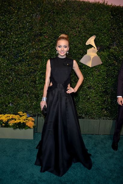 La pareja del momento está disfrutando de su amor por todo lo alto en Latin GRAMMY. Aquí te traemos su historia de amor.