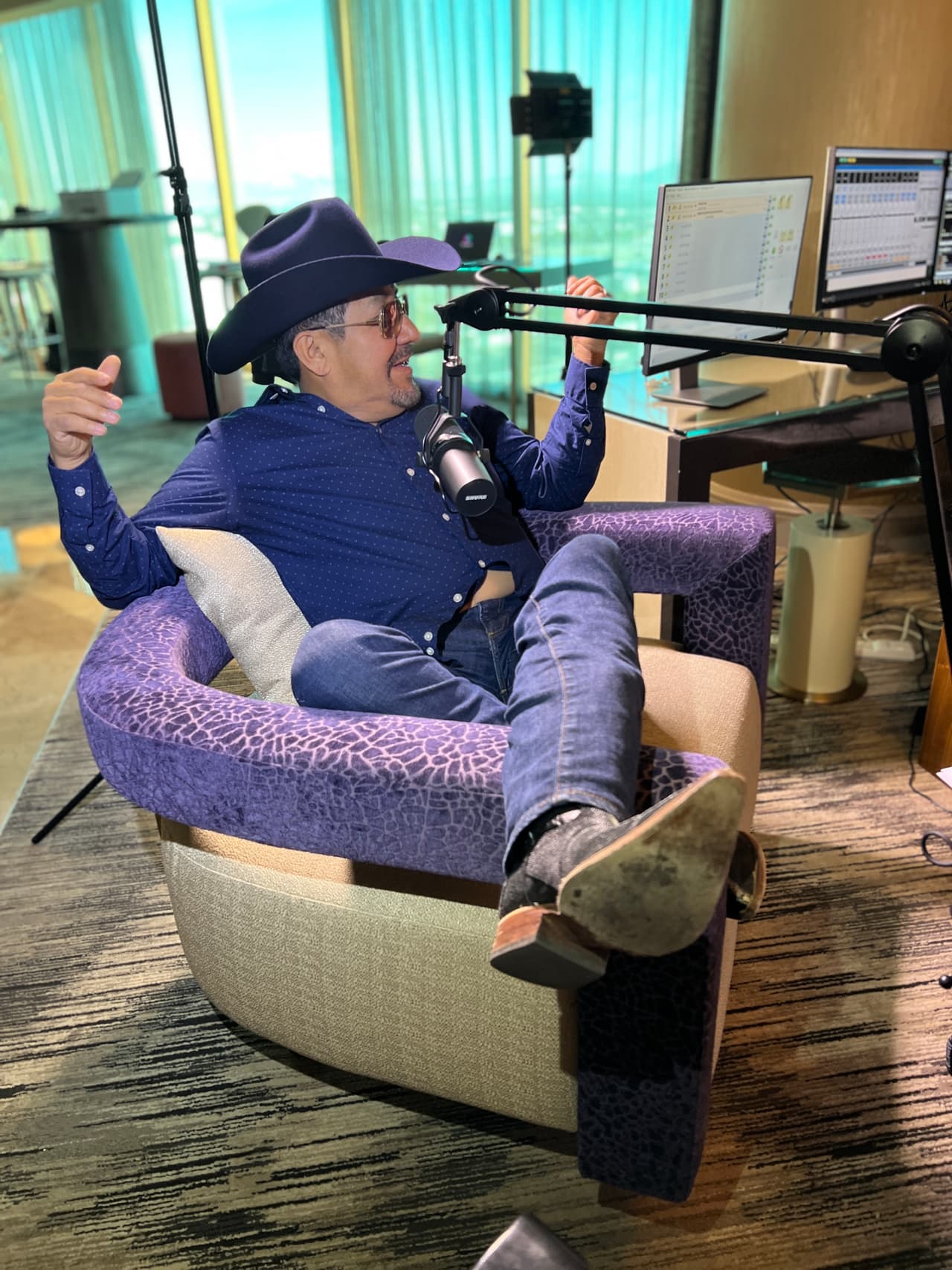 <b><a href="https://www.univision.com/temas/el-feo">El Feo</a></b>, por su parte, no dudo en mostrar lo comodo que es transmitir el show desde Las Vegas y así lo vimos muy campante.