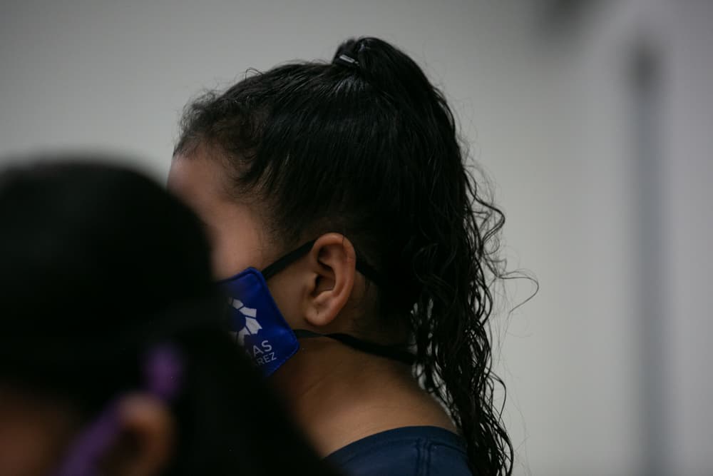Carla y Jimena Márquez son dos hermanas hondureñas de 14 y 9 años que fueron detenidas por las autoridades mexicanas cuando intentaban llegar a Estados Unidos para reunirse con su mamá. El albergue está facilitando este proceso, incluso en el aspecto jurídico. 
<b>Casos como el de ellas representan apenas entre 1 y 5%. </b>La mayoría de los niños que reciben, buscan emigrar para mejorar su situación económica y la de su familia, pero no porque iban a reencontrarse con algún familiar. Otro tanto lo hace huyendo de la violencia en sus países.