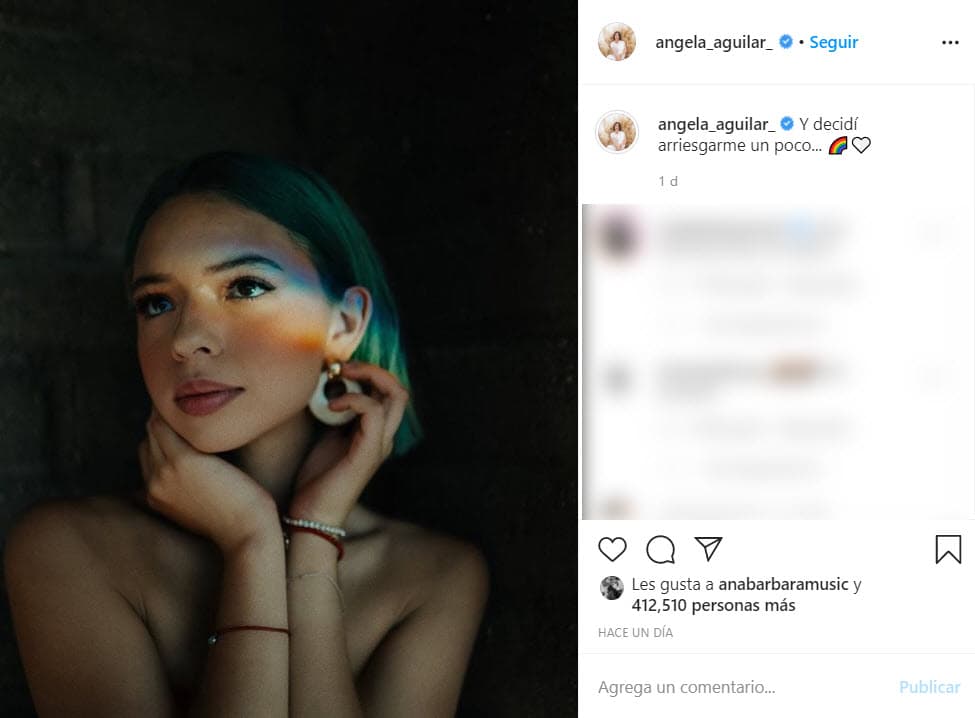 La cantante compartió en su cuenta de Instagram un par de fotografías donde presume su 
<b><a href="https://www.univision.com/famosos/angela-aguilar-confiesa-la-triste-razon-por-la-que-no-acostumbra-llevar-el-pelo-largo-video">nueva melena verde</a></b>: "Y decidí arriesgarme un poco...", se lee en la primera fotografía.
<br>