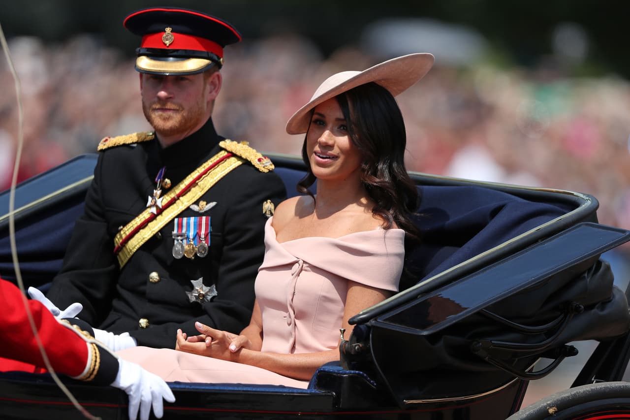 Un detalle que repite casi en calca el estilo del
<a href="https://www.univision.com/entretenimiento/lo-que-meghan-markle-revela-sin-decir-nada-solo-con-el-costo-de-su-ultimo-outfit">utilizado en el cumpleaños</a> de la reina Isabel II. Ese era un vestido también era de dos piezas simuladas pero de la diseñadora Carolina Herrera y con botones laterales en el top.