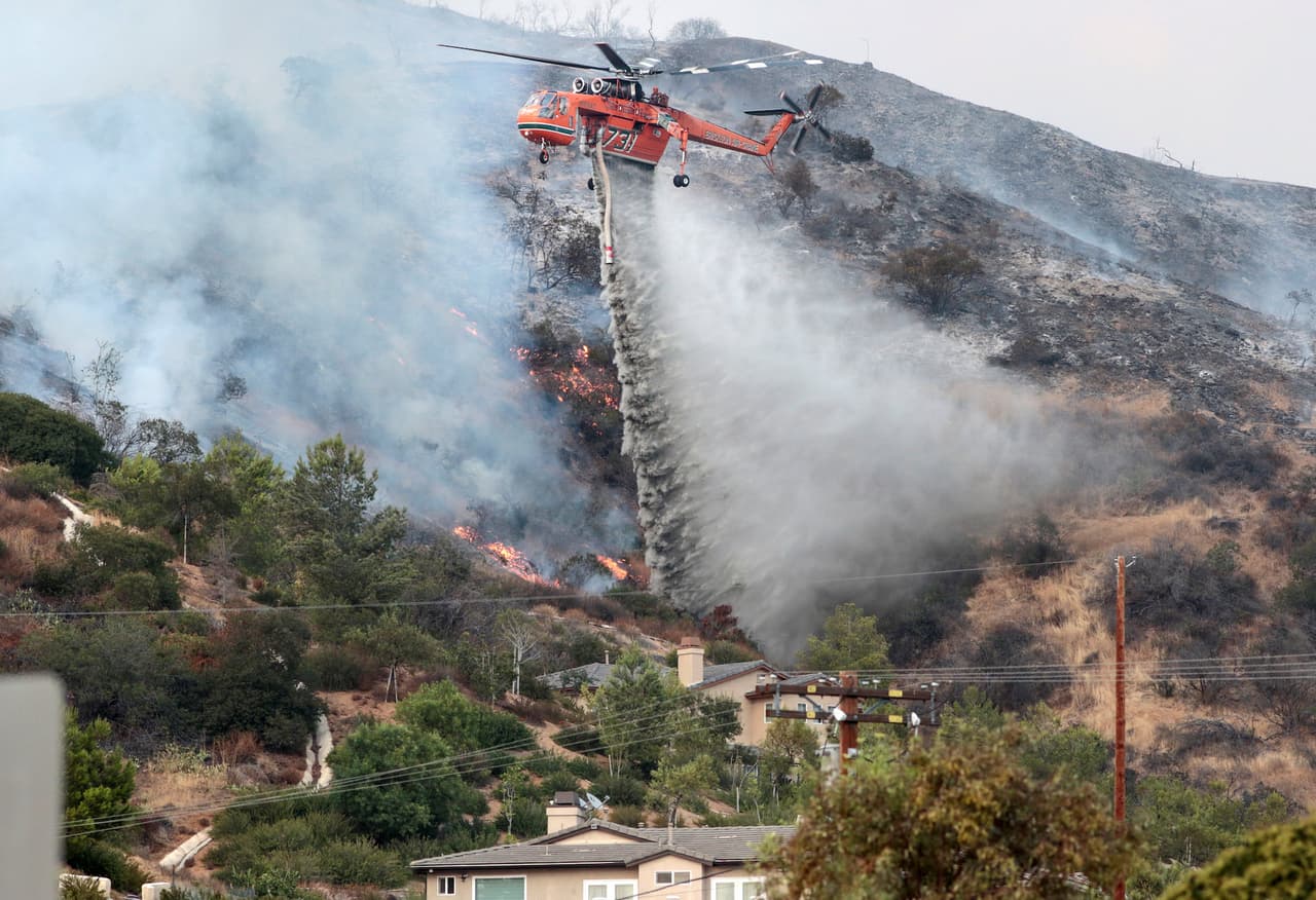 El Departamento de Bomberos informó que la tarde del sábado que el fuego sigue siendo muy dinámico y que el clima, si bien es, en cierta forma, "estable", puede cambiar en cualquier momento.