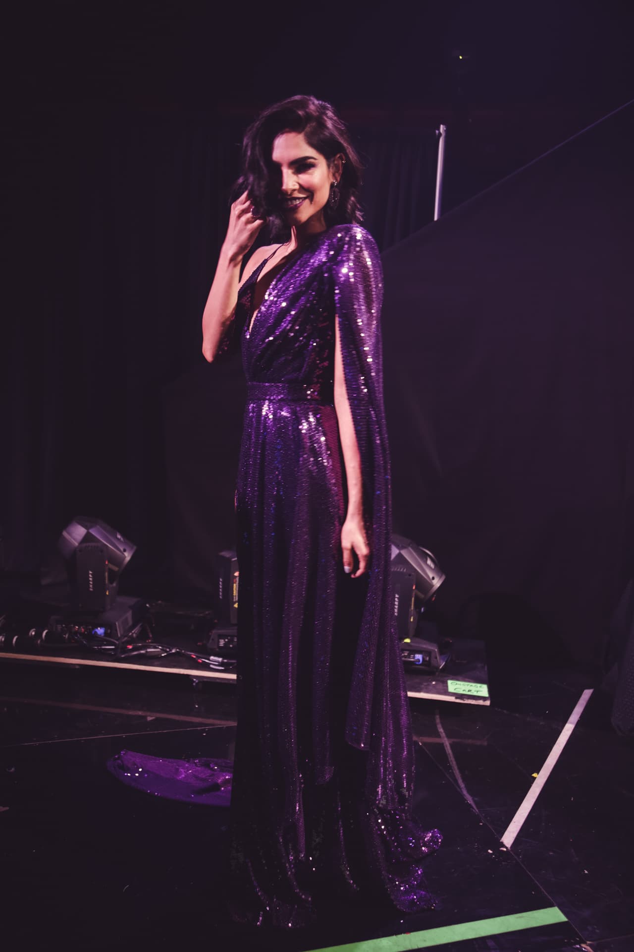 Este vestido de un solo hombro visto desde otro ángulo, es una prenda que aportan elegancia, glamour y le da un toque de coquetería a su look.
<br>