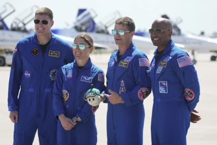 Los miembros de la tripulación de Artemis 2, de izquierda a derecha, el especialista de misión Jeremy Hansen, de Canadá, la especialista de misión Christina Koch, el comandante Reid Wiseman y el piloto Victor Glover.