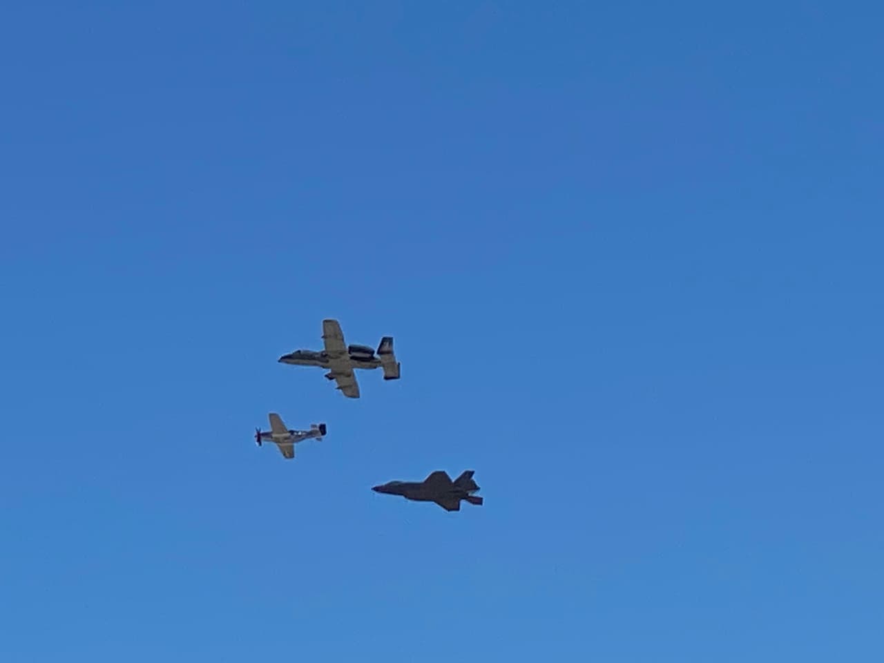 Desde las 10 am inicia el show en el aire con diferentes tipos de aviones, incluidos los A-10.