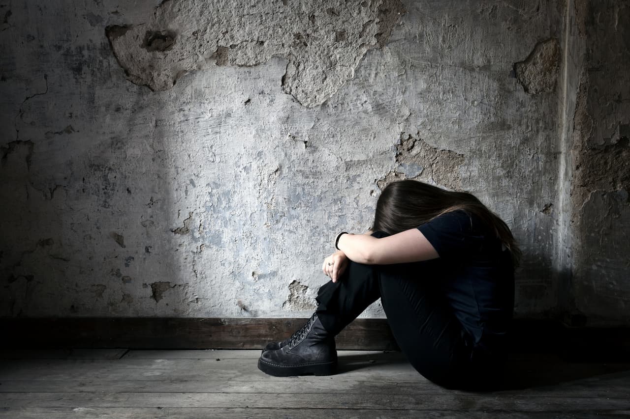 "Le tapó la boca y la manoseó por abajo de la ropa": Un vecino es acusado de violar a una niña de 13 años en el baño de su casa