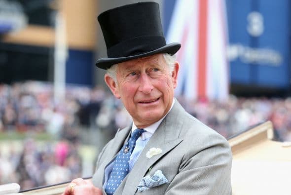 Al Príncipe no le molestaba echar leña al fuego y a pesar de la oposición de la familia real, en el 1997 invitó a Parker a una cena en el palacio de Buckingham aprovechando la ausencia de su madre.