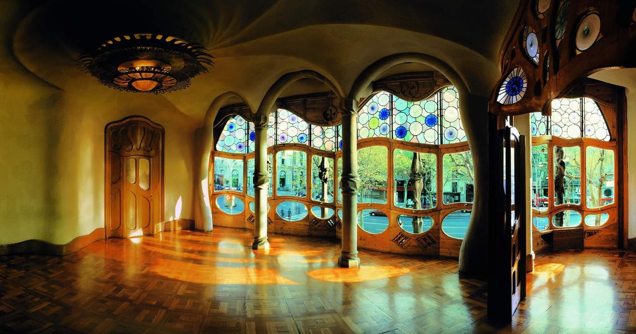 Casa Batlló, built between 1904 and 1906 in the heart of the city, is the most emblematic work of Gaudi's Modernist stlye of architecture. Gaudí gave Casa Batlló a stunningly original wavy facade of stone covered with a mosaic of fragments of coloured glass and ceramic discs.