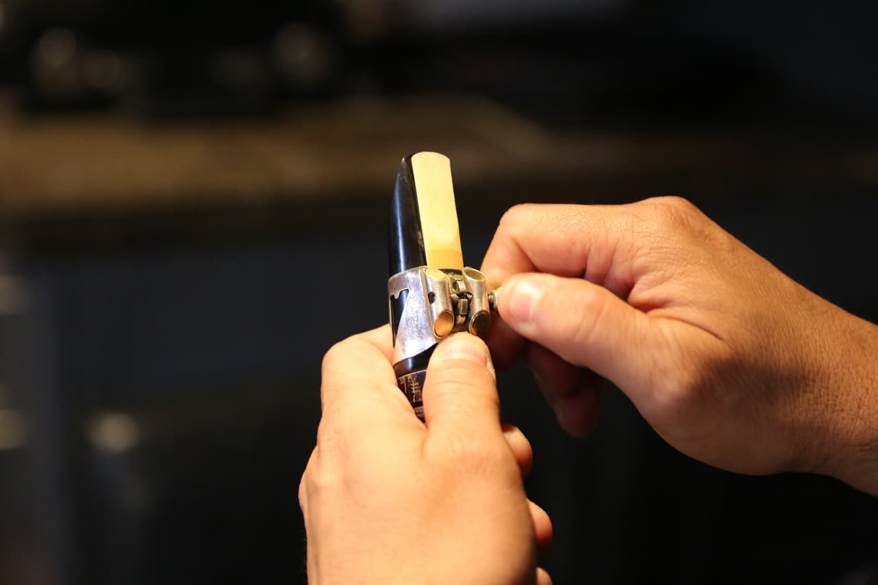 Una vez el bus llega a su destino final, la acción comienza para los integrantes de El Recodo, quienes empiezan a ensayar los instrumentos y a ultimar cada detalle para subir al escenario y complacer al público.