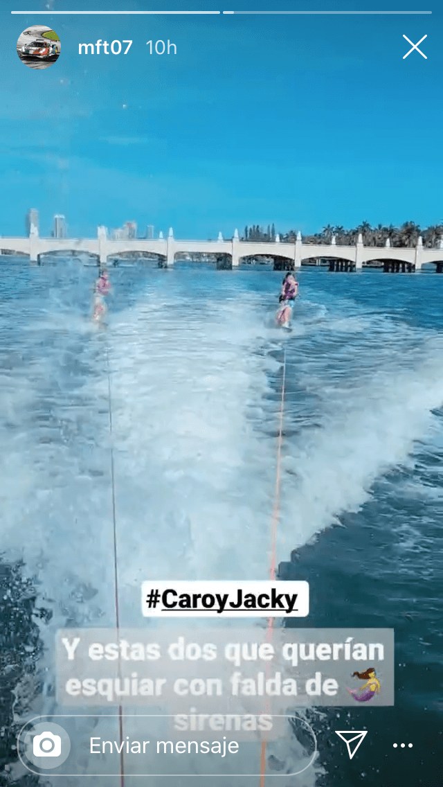 Eso ha quedado evidenciado en las varias ocasiones en que el piloto publica fotos y videos con ellas en la alberca o incluso 
<b><a href="https://www.univision.com/famosos/martin-fuentes-se-asombra-con-la-concentracion-de-mini-jacky-al-manejar-la-lancha-con-solo-7-anos-video" target="_blank">esquiando en el agua. </a></b>
<br>