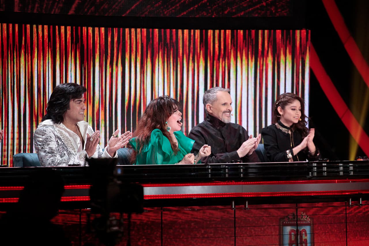 Verónica Castro, por su parte, lo ayudó a interpretar el tema de 'La cucaracha'