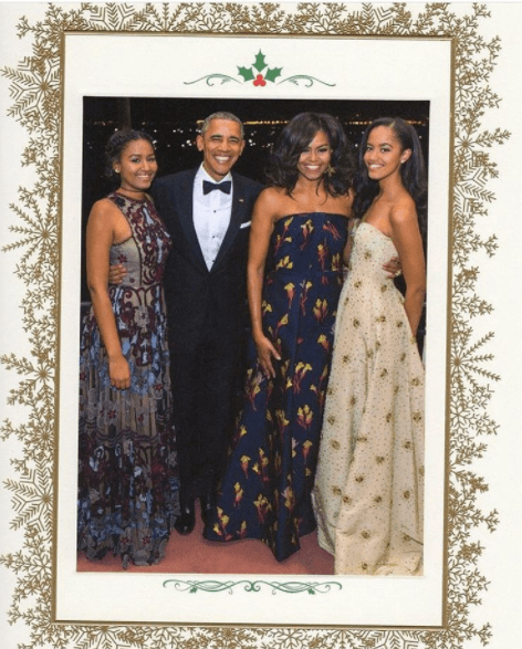 Sasha, Barack, Michelle y Malia Obama, la familia presidencial de Estados Unidos, lució sus mejores galas para desear a todos feliz Navidad.