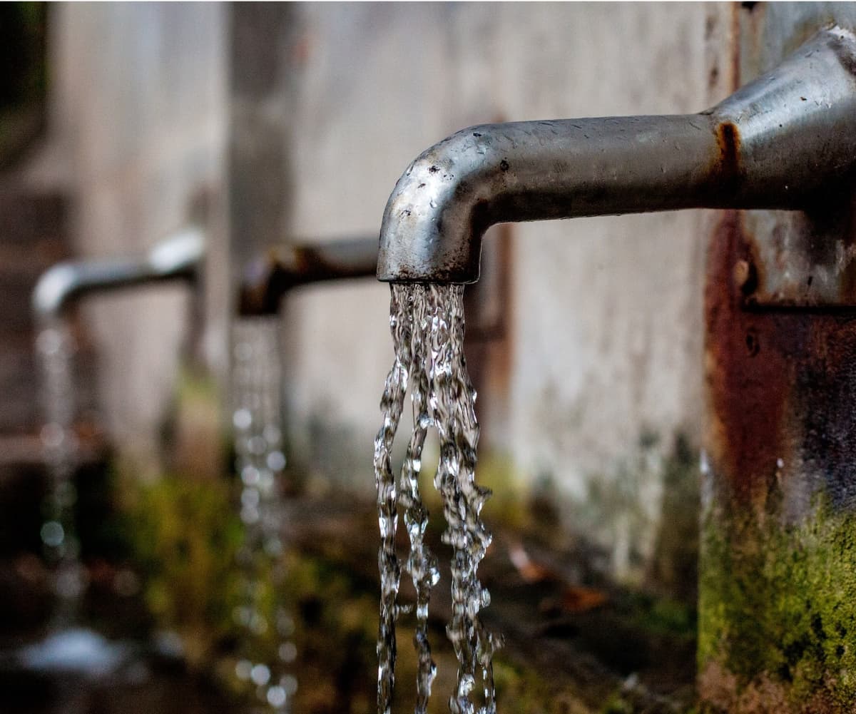 Las autoridades consideran importante que en cada hogar dejen correr un hilo de agua por las llaves con el fin de que no se congele toda la tubería, aunque esto podría verse reflejado en su factura, es más económico que llamar un plomero.