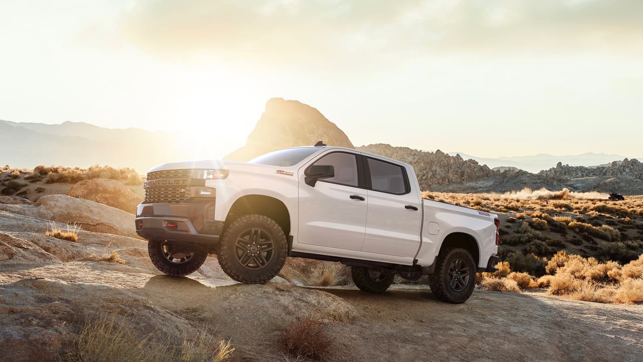 La primera en llegar, el próximo otoño, será la
<b> Chevrolet Silverado </b>y lo hará bien armada. La pickup estará disponible en ocho versiones, para cubrir cualquier necesidad de sus clientes, ya sea para aquellos que quieren un vehículo 100% de trabajo rudo, o para las personas que además buscan un vehículo de diario y capacidades todoterreno para los fines de semana.