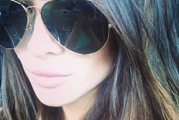 Con sus gafas, Alejandra luce espectacular.