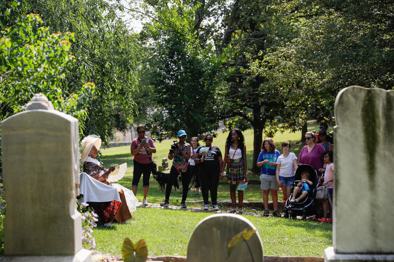 <b>Evento</b>: Juneteenth Family Festival
<br>
<b>Fecha</b>: 15 de junio
<br>
<b>Lugar</b>: Oakland Cemetery. 248 Oakland Ave SE. Atlanta, GA. 30312
<br>
<b>Sitio web</b>: 
<a href="https://oaklandcemetery.com/event/juneteenth-2024/">https://oaklandcemetery.com/event/juneteenth-2024/</a> 
<br>
<br>Este recorrido por los cementerios afroamericanos incluye las historias de afroamericanos que reconstruyeron sus vidas después de la emancipación y dieron forma al rico legado de cultura y logros afroamericanos de Atlanta. Escucharás a los actores que interpretan a varios residentes mientras comparten sus historias y su viaje mientras navegan por nuevos tiempos. Cada recorrido tiene una duración aproximada de 40 minutos. El evento también tendrá comida, música en vivo, actividades para niños y más.