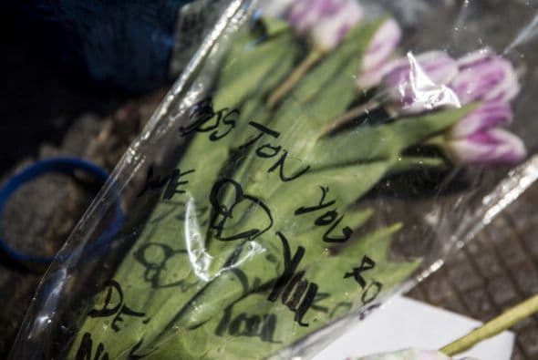 Flores fueron colocadas en honor a las víctimas.