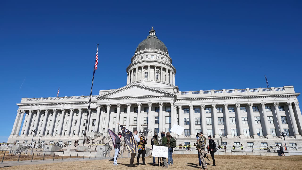 Protesta armada en el Capitolio estatal fue pequeña y transcurrió sin incidentes