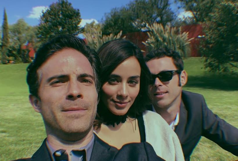 Aunque se rumoró que el actor de 'María la del Barrio' había regresado con la madre de sus dos hijos, nunca lo confirmó y en su lugar comenzó a publicar más fotos con Esmeralda Pimentel.