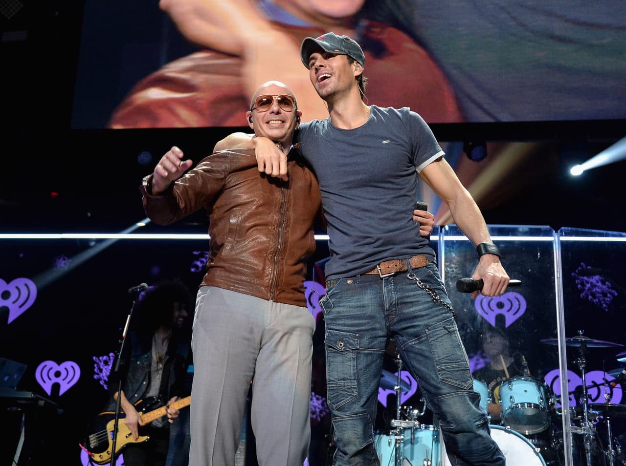 Enrique Iglesias es 'best friend' de Pitbull, ya que después de varias colaboraciones y vivir en la misma ciudad, ellos han hecho una gran mancuerna, no sólo en el escenario, sino en la vida entera.