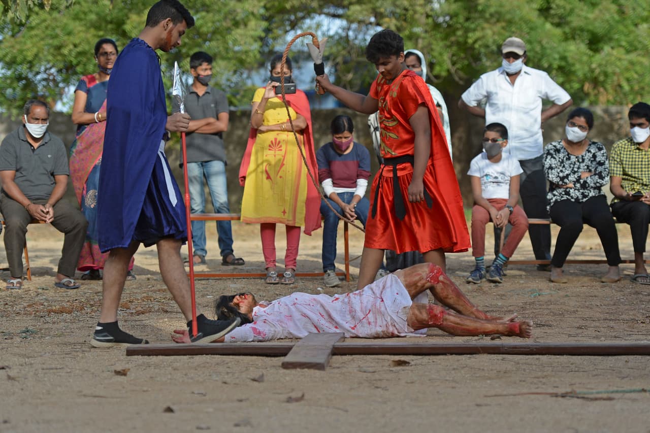 Católicos recreando la crucifixión en el Convento de Santa María Betania de Hyderabad, en Telangana, India. La segunda rama del cristianismo con más devotos es la protestante, con unos 550 millones de seguidores.
