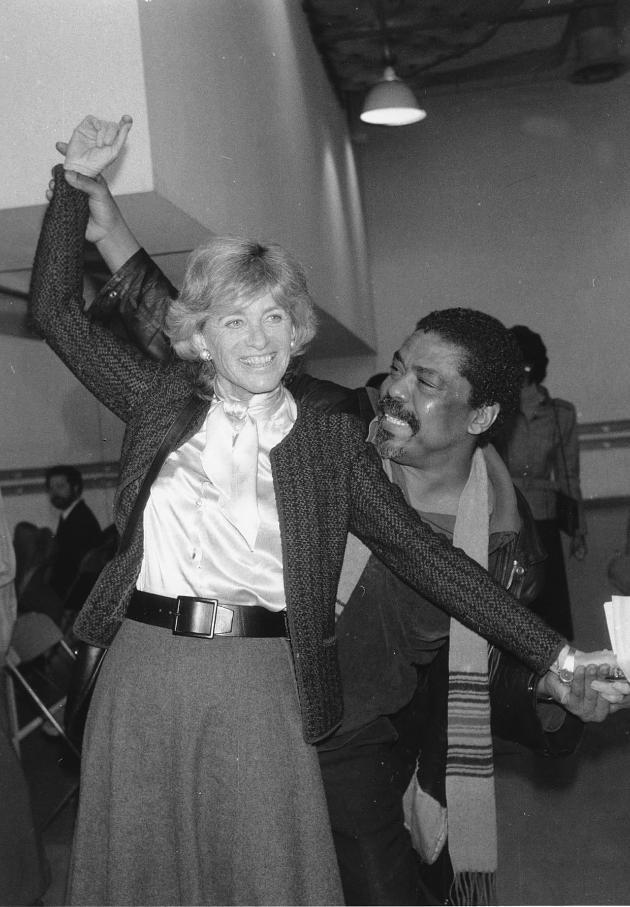 Alvin Ailey junto a 
<a href="https://en.wikipedia.org/wiki/Jean_Kennedy_Smith" target="_blank">Jean Kennedy Smith</a>, diplomática y hermana del presidente 
<a href="https://www.univision.com/temas/john-f-kennedy" target="_blank">John F. Kennedy</a>. La foto fue tomada en Nueva York el 14 de diciembre de 1982.