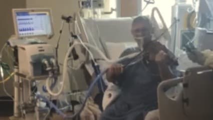 Entubado y con Covid-19, maestro de música agradece cuidados con concierto de violín