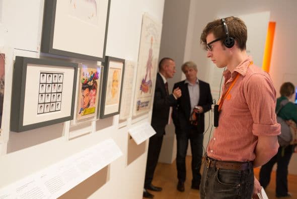 La exhibición se presenta en el Museo de Arte Contemporáneo de Chicago desde el 23 de septiembre y documenta la extensa carrera musical de uno de los iconos del glam rock británico.