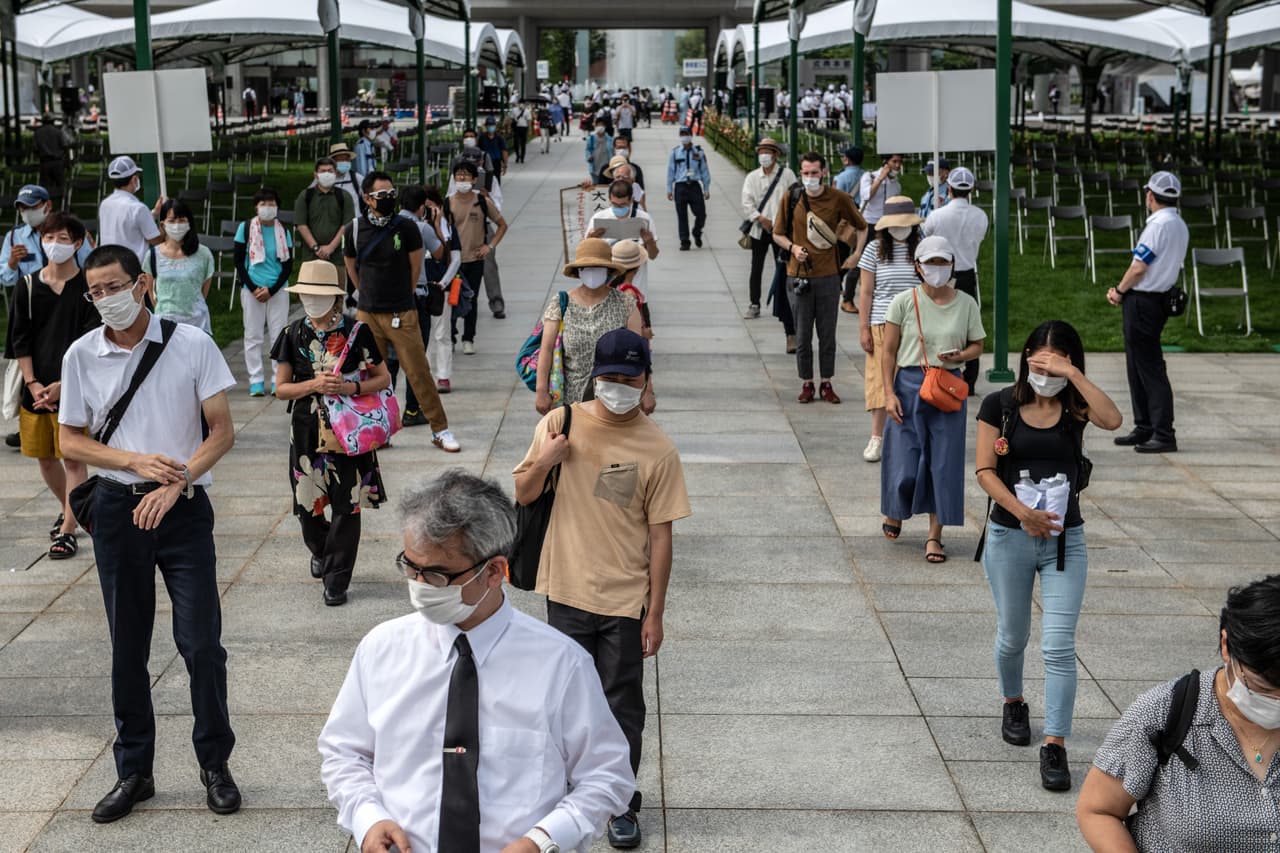 Tokio no ha suscrito el tratado de prohibición del armamento atómico alcanzado en 2017,
<b> </b>a pesar de que se comprometió a no tener esas armas, una omisión que los sobrevivientes del bombardeo y grupos pacifistas consideran es poco sincera
<b>.</b>
<br>
<br>Los asistenes respetaron el distanciamiento social impuesta mientras hacen cola para rezar en recuerdo de las víctimas durante el 75 aniversario del bombardeo.
<br>