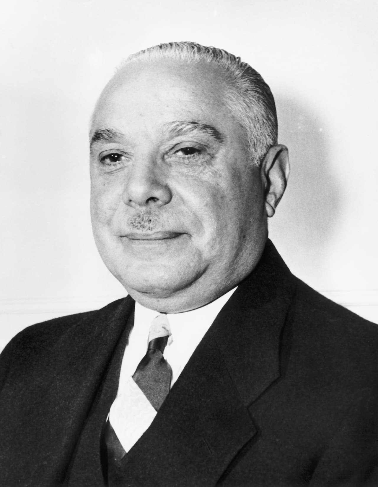 <b>Rafael Leonidas Trujillo, República Dominicana.</b>
<br>
<br>Asumió el poder en 1942. El 30 de mayo de 1961, a los 61 años de edad, fue 
<a href="https://www.nytimes.com/es/2016/06/09/espanol/america-latina/antonio-imbert-el-hombre-que-le-disparo-a-rafael-trujillo-en-la-barbilla.html"><u>interceptado por un grupo de hombres que lo mató a tiros </u></a>cuando recorría una carretera a las afueras de Santo Domingo.