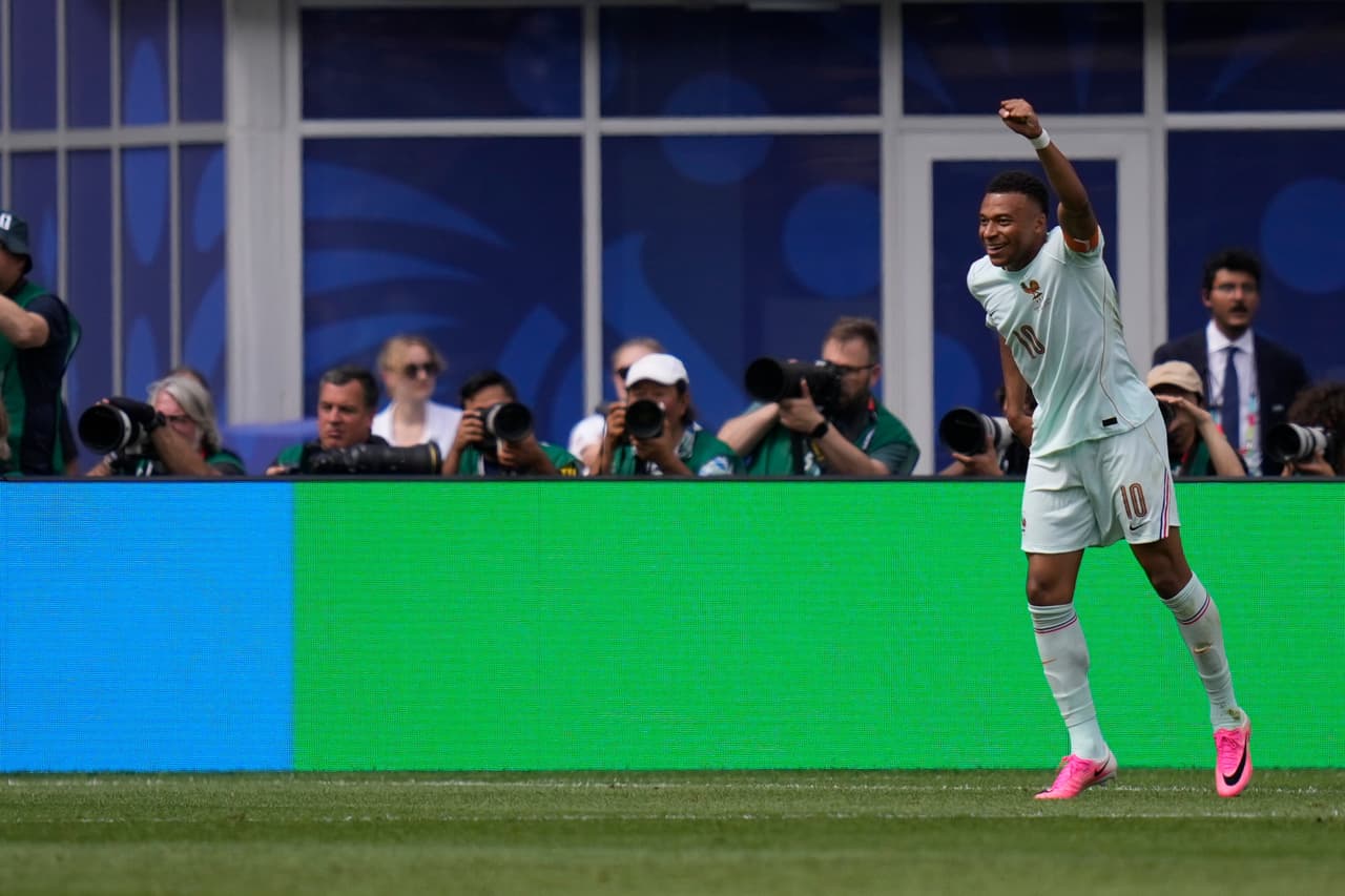 Kylian Mbappé festeja el segundo gol de Francia