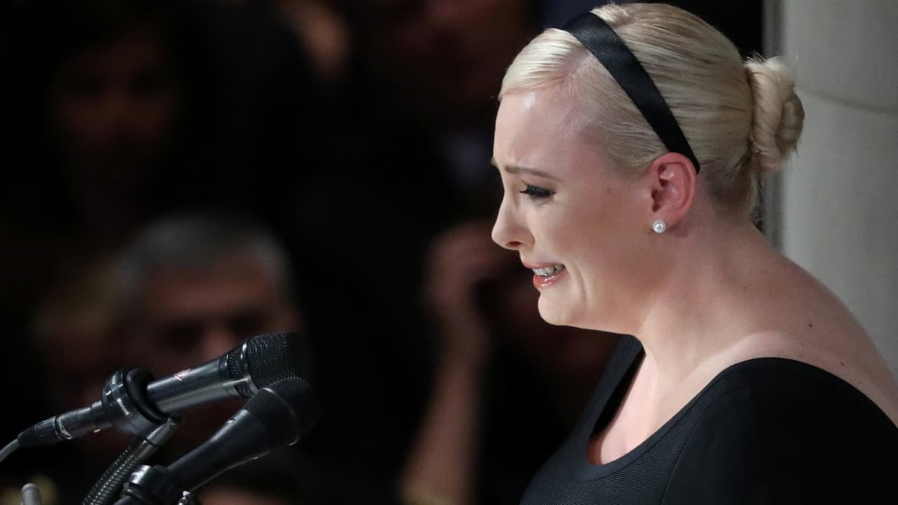 Meghan McCain envía un mensaje al presidente en el tributo a su padre: "Los EEUU de John McCain siempre fueron grandes"