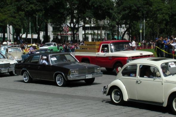 Casi dos mil vehículos clásicos desfilaron por las calles de la Ciudad de México para romper el Récord Guinness de más autos de este tipo en movimiento. Transitaron mil 721 autos, lo que superó la marca de Holanda, cuyo récord era de 948 vehículos. De acuerdo con las autoridades, el paso de estos autos clásicos fue visto por 250 mil asistentes. Circularon autos Datsun 1300, Jaguares, MG 59, Chevrolet apache, Alfa Romeo, Mercury, Porche, entre otros, que atrajeron la atención de capitalinos y visitantes. El paso de los vehículos fue interrumpido por el calentamiento de algunos que se quedaron en el camino y provocaron “cuellos de botella”; sin embargo, los organizadores confiaron en que los vehículos llegarían a la meta.