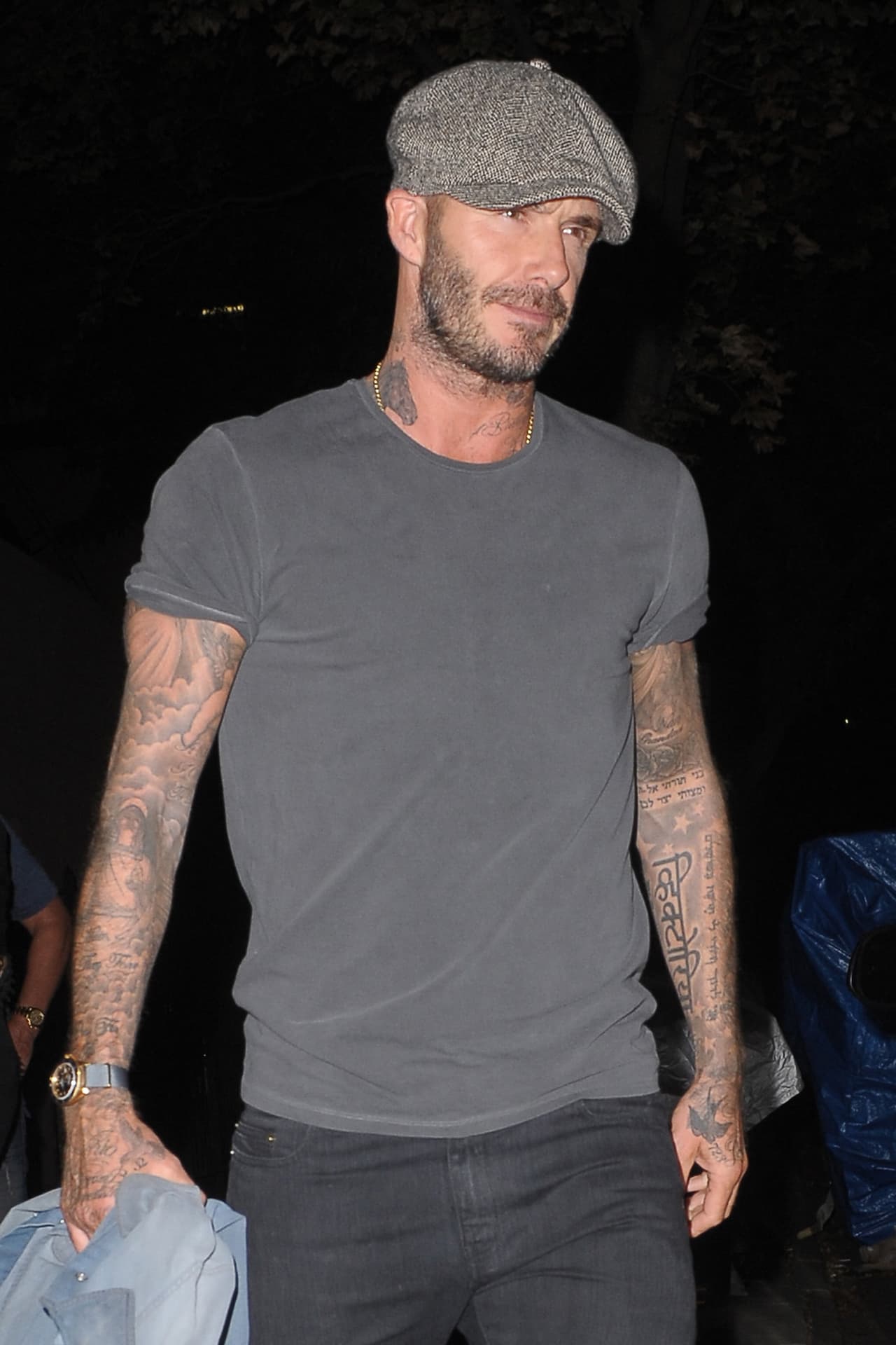 David Beckham iba atrás de ellos, un poco incómodo y con mirada molesta.