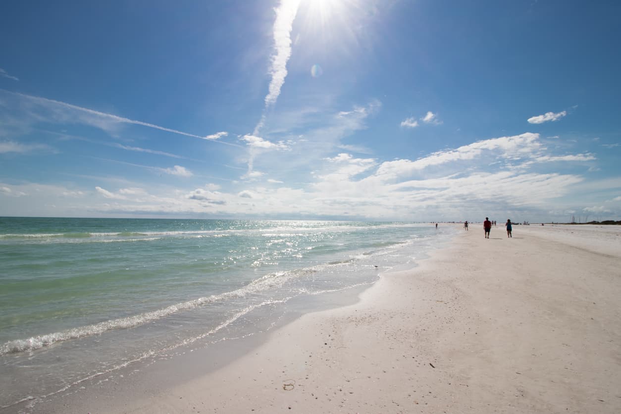 <b>Puesto 2. Siesta Beach. Siesta Key, Florida.</b>
<br>
<br>"Las playas de Siesta Key son una invitación a la relajación", apunta la guía de turismo de la zona de Sarasota. Esta playa fue elegida en 2020 por los viajeros de los Traveler's Choice Awards de TripAdvisor como la número 1.