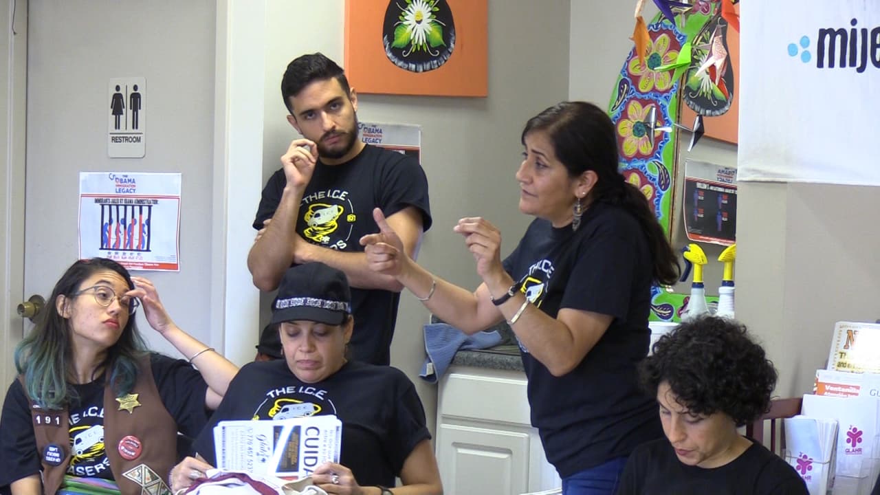 Las comunidades inmigrantes de Georgia vivieron entre los rumores y el miedo el inicio de lo que según el gobierno federal serán varios días de operativos para poner bajo custodia y deportar a indocumentados. En horas de la tarde de este domingo, tanto grupos activistas como Inmigración no habían confirmado detenciones en la región. Al norte de Atlanta, más de 70 personas se reunieron desde muy temprano en la sede de la organización Alianza Latina de Georgia por los Derechos Humanos (GLAHR), desde donde se formaron una decena de grupos que salieron a verificar si agentes del Servicio de Inmigración y Control de Aduanas de los Estados Unidos (ICE) estaban en los vecindarios arrestando a personas.