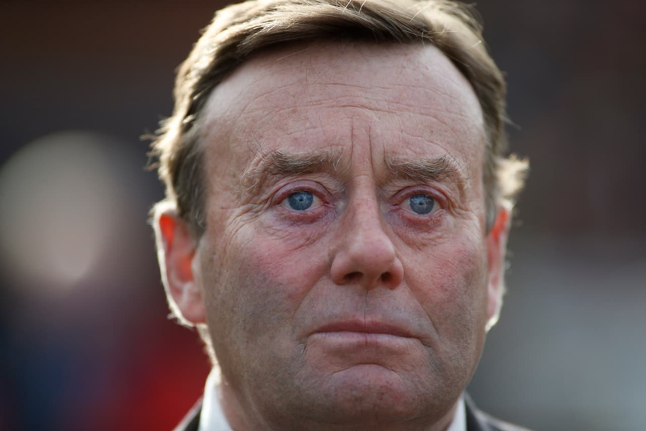 Nicky Henderson es el entrenador de este equipo y fue uno de los que sufrió en medio del accidente.
