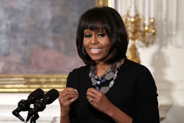 La autora del libro y periodista del The New York Times Jodi Kantor describió a Michelle Obama como "una esposa solidaria, pero a menudo ansiosa, recelosa del pensamiento político convencional, una figura rompedora que ha sentido agudamente las presiones y posibilidades de ser la primera afroamericana en su posición".