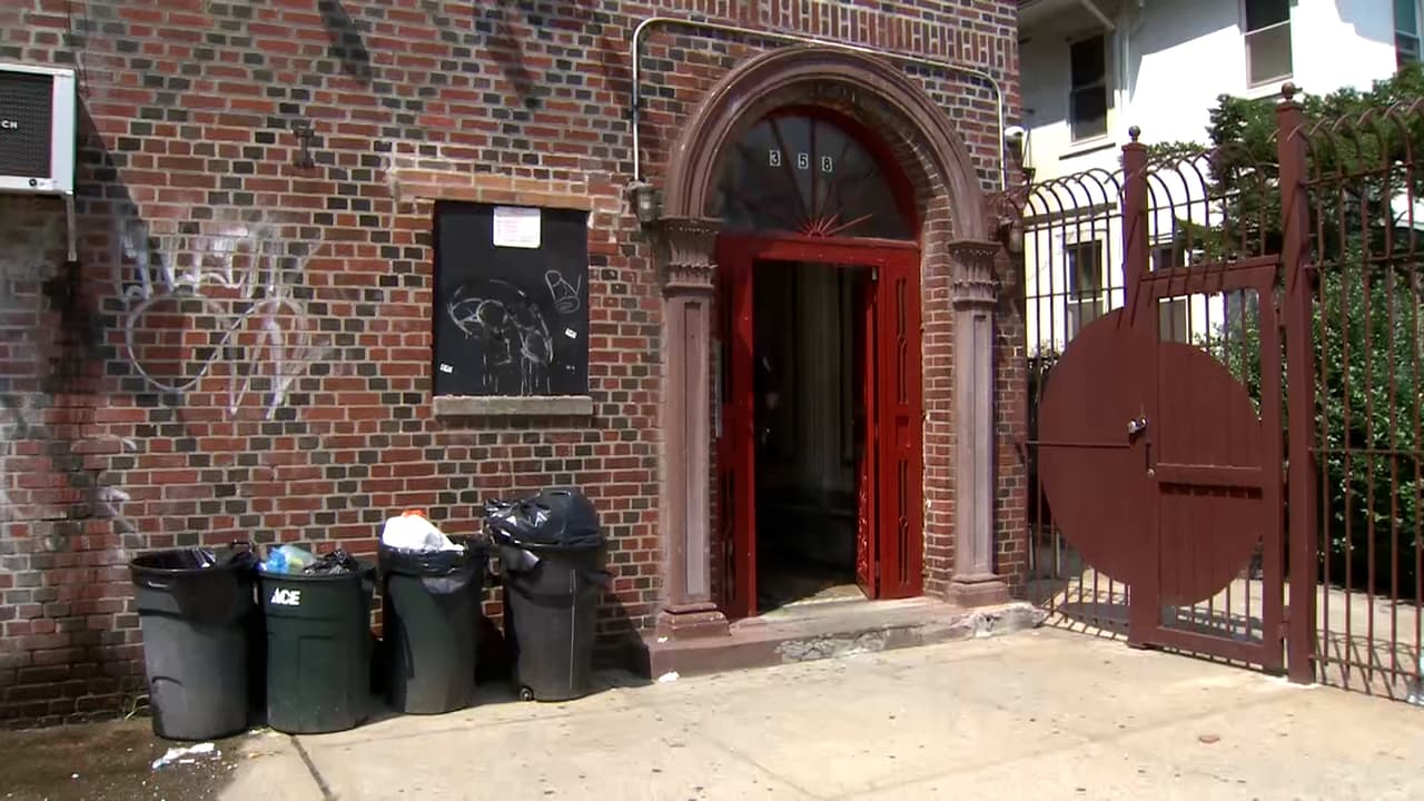 Detienen al padre del niño que murió tras ser atacado por el perro de la familia en Brooklyn