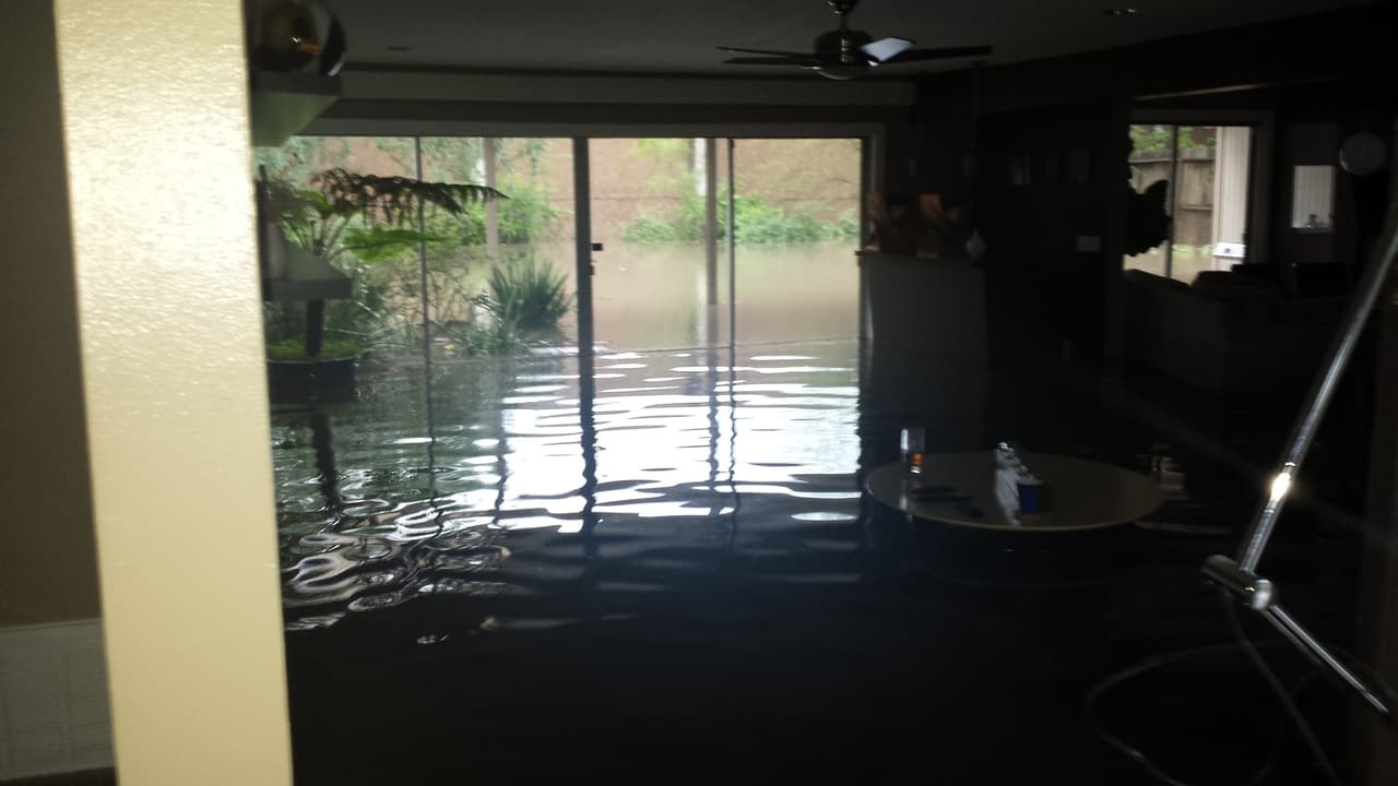 Solo que la casa se inundó en dos ocasiones en los años 2015 y 2017 destruyendo un sinnúmero de pertenencias y causando graves daños de la edificación.