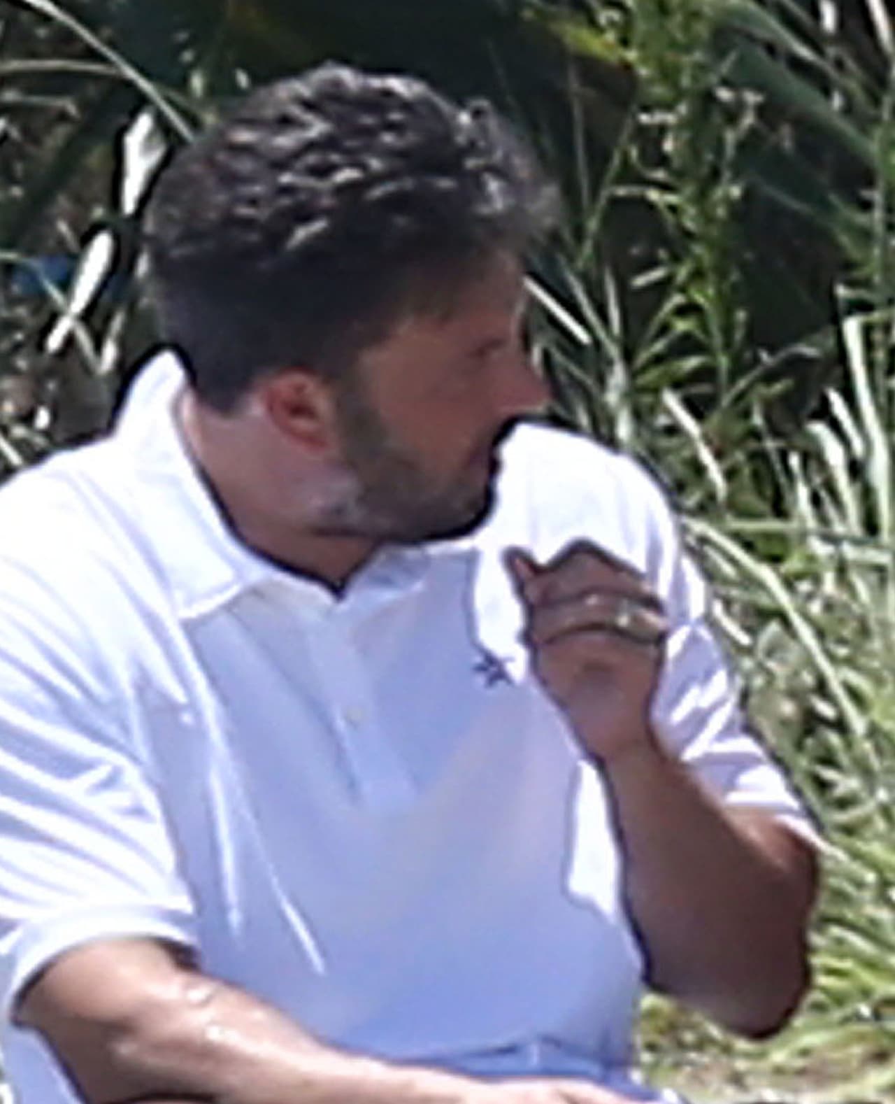 Las cámaras lograron captar al actor usando su argolla matrimonial.