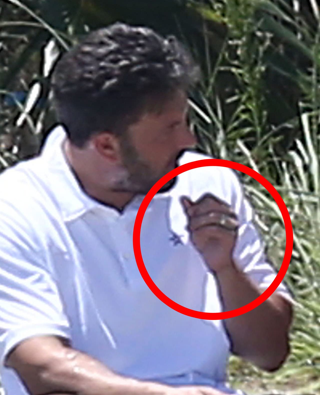 Una más de su argolla matrimonial.