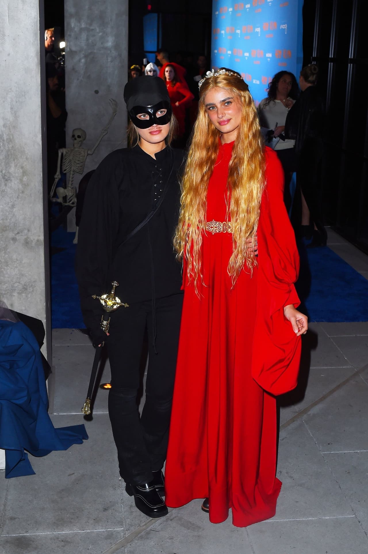 La modelo Tylor Hill también posó con un total look rojo que tenía un cintillo dorado. Destacaba su melena rubia extra larga.