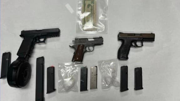 Arrestan a hombre en Bakersfield al encontrase drogas y armas en su apartamento