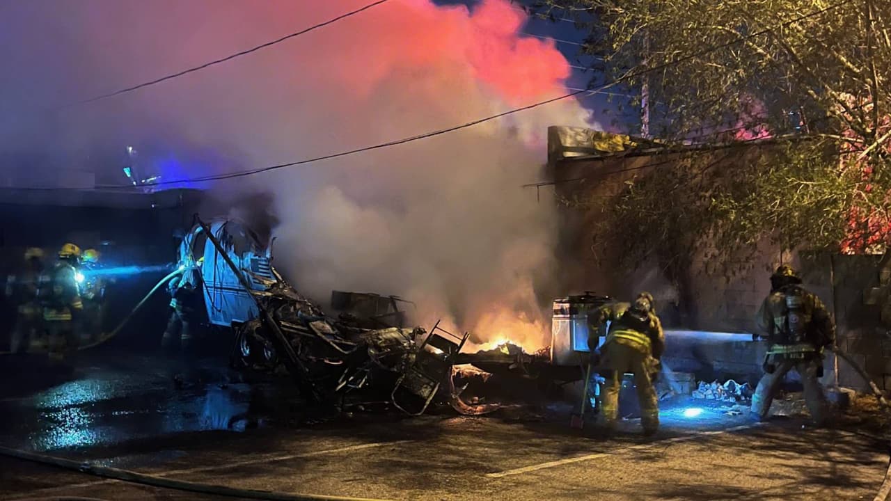 Al llegar al lugar, las cuadrillas de bomberos encontraron humo denso y fuego intenso saliendo de la parte trasera del edificio. Al ingresar a la estructura se encontró un remolque de viaje completamente involucrado ardiendo contra la parte trasera del negocio.